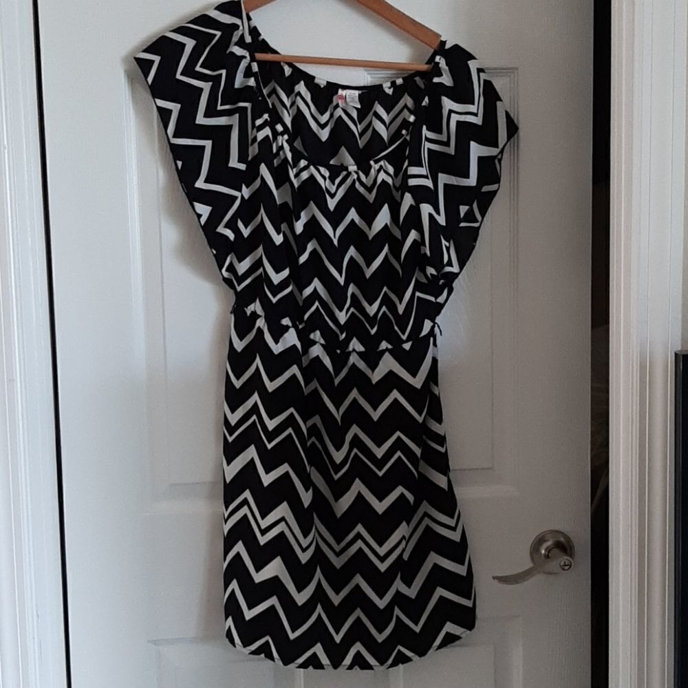 6 Degrees black and white dressq